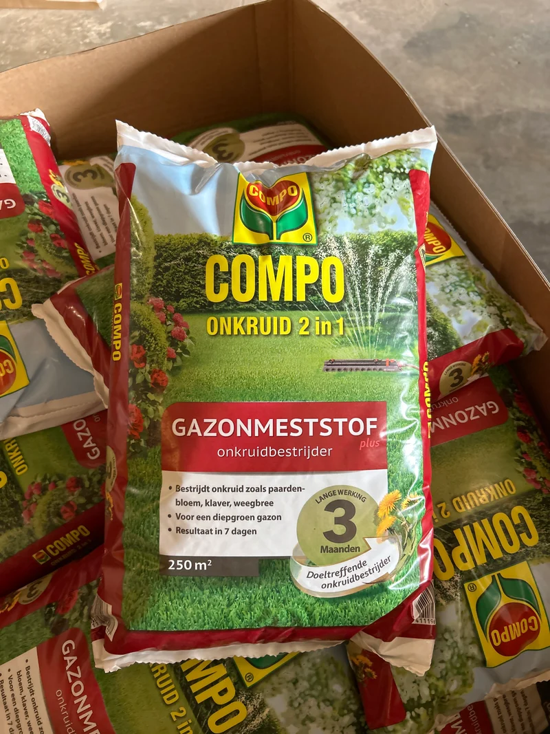 COMPO Gazonmeststof plus Onkruidbestrijder - lange werking 3 maanden - diepgroen gazon in 7 dagen - doos 7,5 kg (250 m²)