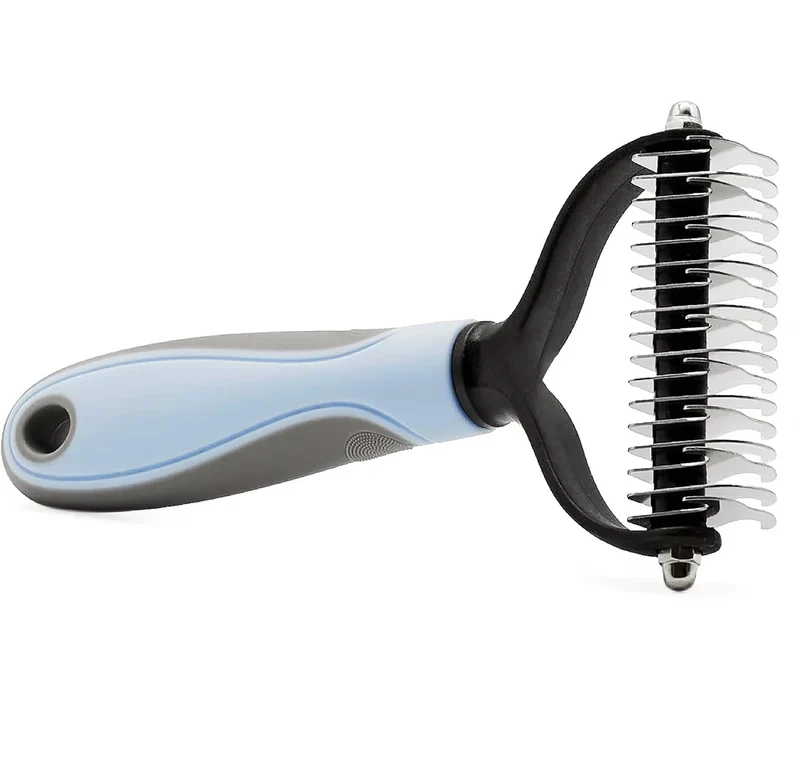 La brosse aux 17 dents qui enlève les poils sans lutter