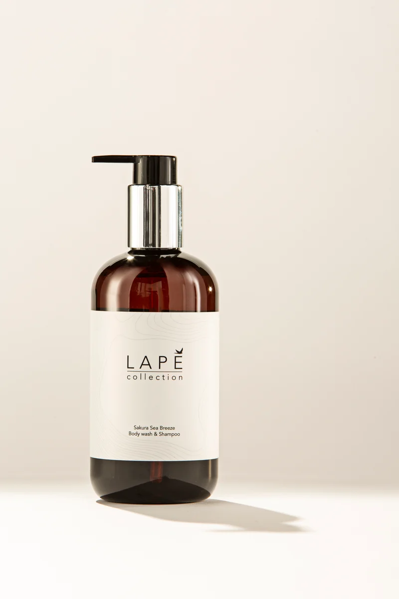Detergente corpo e capelli Nordic Swan Diversey LAPĒ Collection Sakura Sea Breeze Shampoo & Body Wash 8x300 ml DISPONIBILE IN 7 GIORNI LAVORATIVI