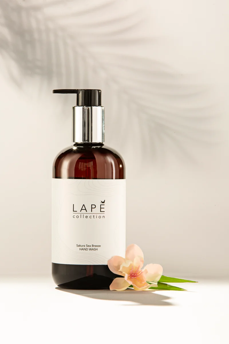 Sapone lavamani profumato Nordic Swan Diversey LAPĒ Collection Sakura Sea Breeze Hand Wash 8x300 ml DISPONIBILE IN 7 GIORNI LAVORATIVI