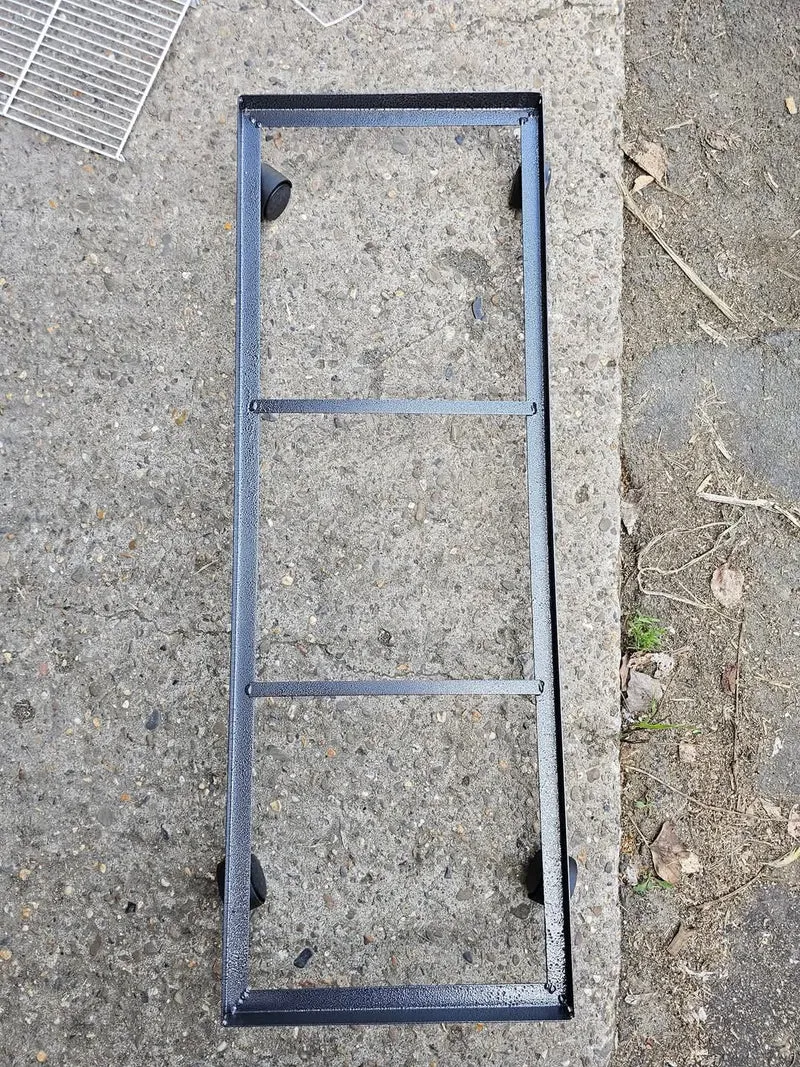 Socle en métal (pour cage grillagée blanche 102cm)