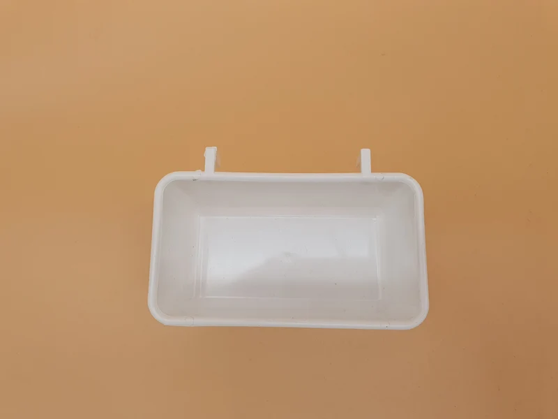 Gamelle en plastique avec crochets 9x5x4,4cm