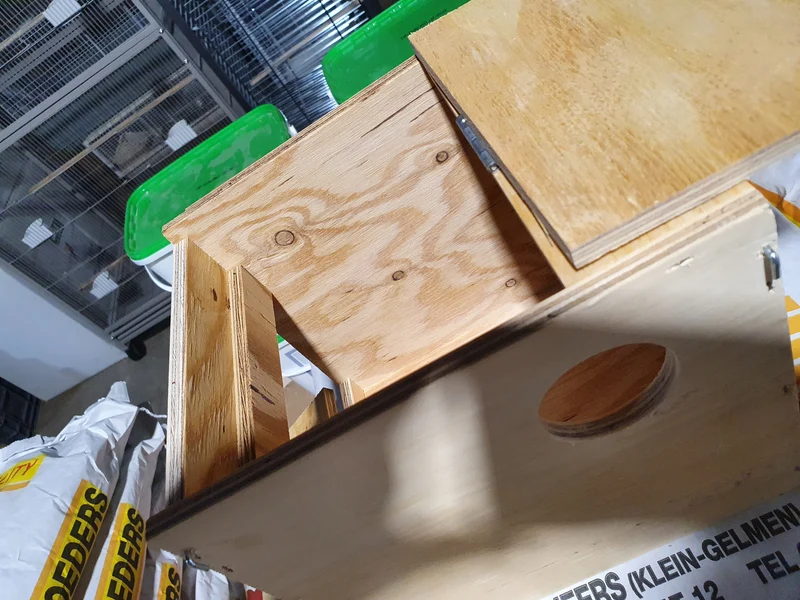 Nichoir en bois pour petites perruches (modèle spécial)