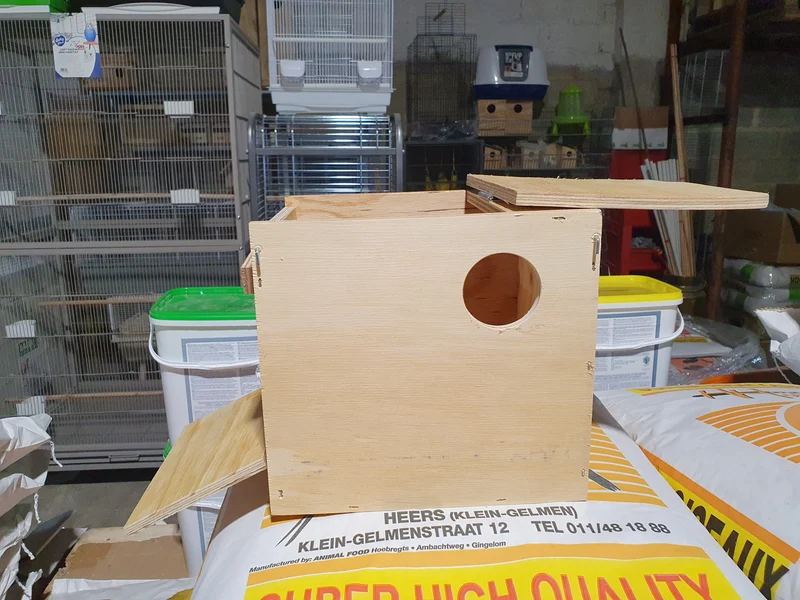 Nichoir en bois pour petites perruches (modèle spécial)