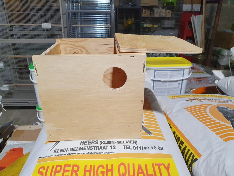Nichoir en bois pour petites perruches (modèle spécial)