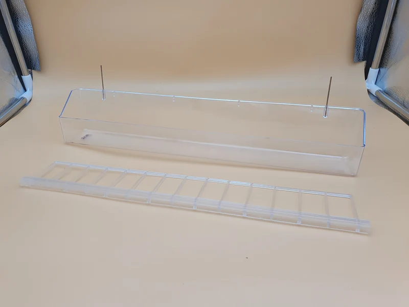 Mangeoire longue avec crochets transparente