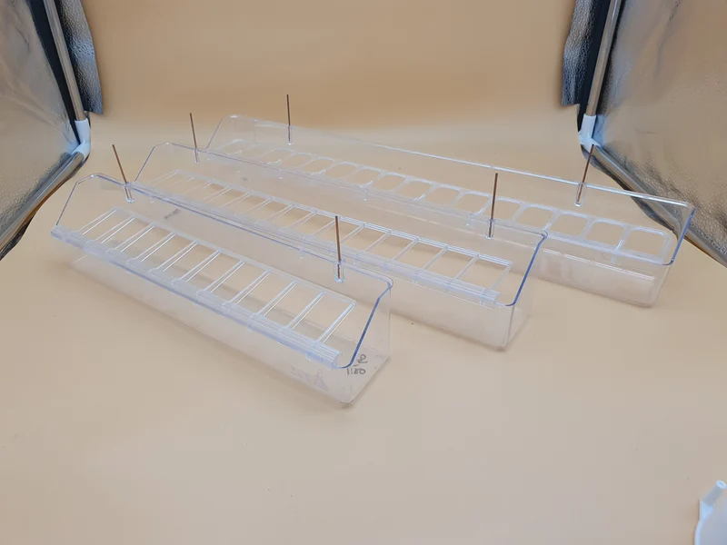 Mangeoire longue avec crochets transparente
