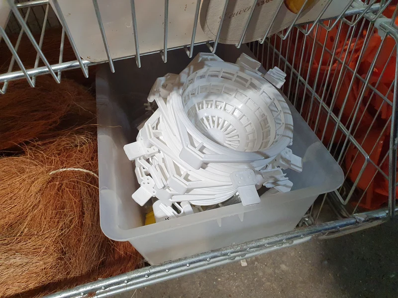 Posture du nid en plastique canari plus confirmation