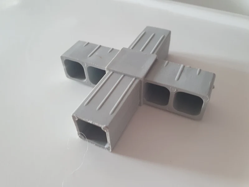 Pièce de connexion croisée volière