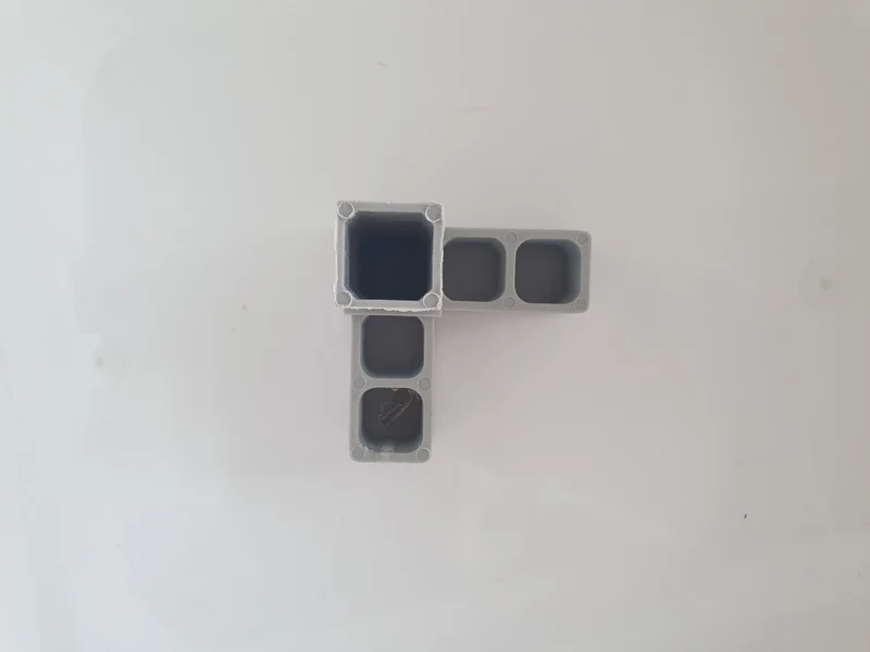 Pièce de raccordement coin volière