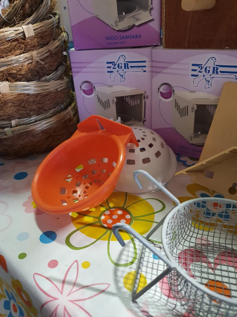 Nid en plastique orange avec crochets 12cm