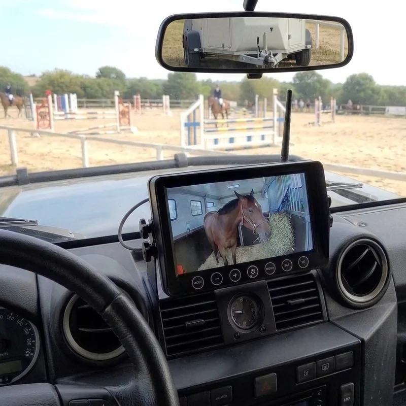 Le kit caméra + moniteur sans fil pensé pour les vans, camions et remorques pour chevaux